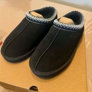 UGG Tasman Slippers Size 10 for Women’s, size 8 for Men’s Black